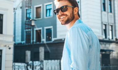 Quelle doit être la coupe d'une chemise décontractée pour homme ?