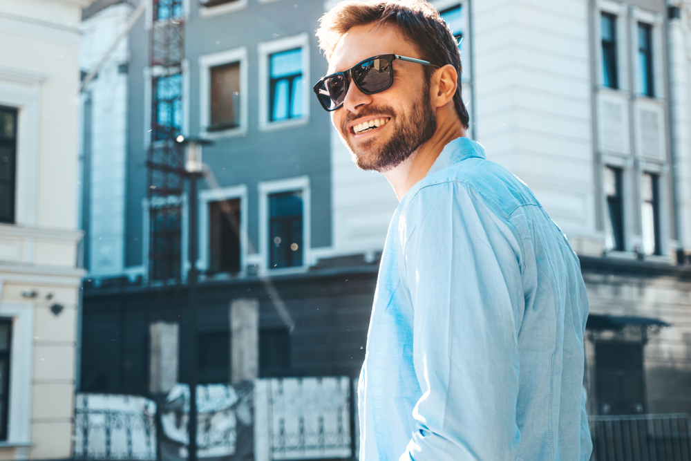 Quelle doit être la coupe d'une chemise décontractée pour homme ?